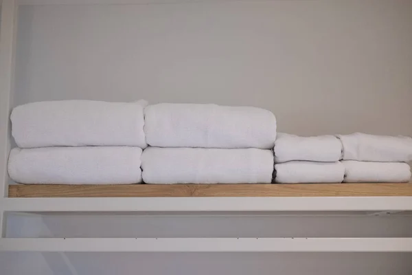 木材架子上干净的白色毛巾 准备在宾馆的浴室里使用 — 图库照片