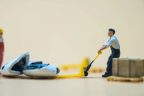 Trabajador Miniatura Moviendo Auriculares Inalámbricos Para Arreglar Basura Concepto Residuos — Foto de Stock