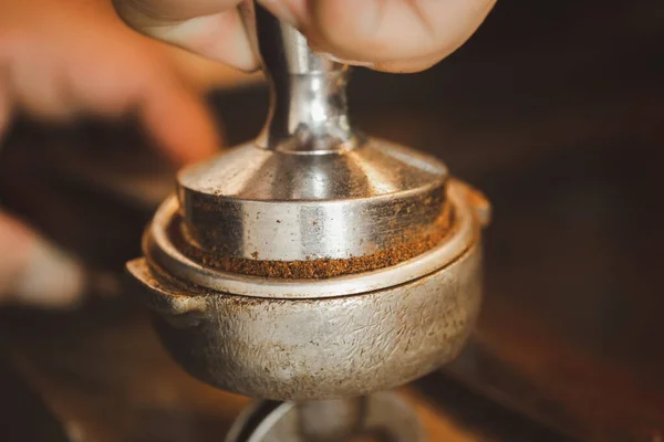 Gemalen Espresso Fijngemalen Koffie Van Een Koffiemolen Maalt Vers Gebrande — Stockfoto
