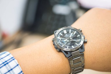 Bangkok, Tayland - 13 Nisan 2023: Lüks İzle Casio Yapı Markası ECB-2000DC-1A modeli