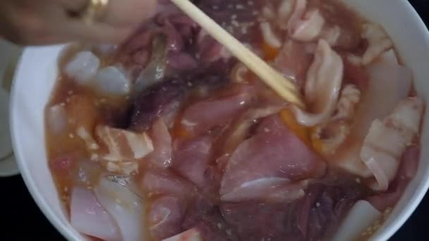 Cerrar Mano Mezclar Carne Cerdo Marinada Cruda Pollo Mariscos Tazón — Vídeos de Stock