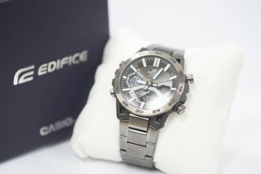 Bangkok, Tayland - 15 Nisan 2023: Luxury Watch Casio Modern Men 's Watch CASIO EDIFICE with box. Cloe yukarı