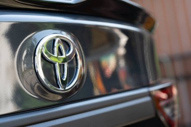 Bangkok, Tayland - 15 Nisan 2023: Yeni Totota YARIS ATIV 'ta bir logo Toyota' yı kapatın.