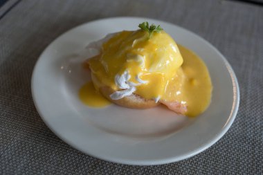 İngiliz keki ve füme somon üzerine Benedict usulü yumurta. Kapat.