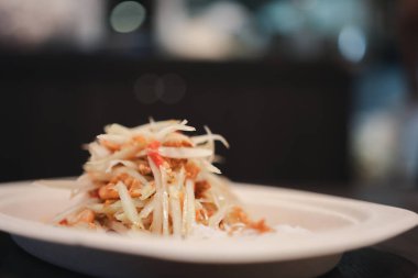 Yeşil papaya salatası. Tayland yemeği ekşi tatlı baharatlı tuzlu