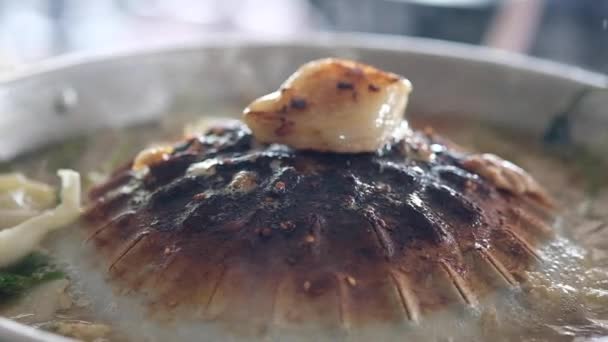 用热锅把烧焦的肚子关上 泰国烧烤烤猪肉或摩卡打粉 — 图库视频影像