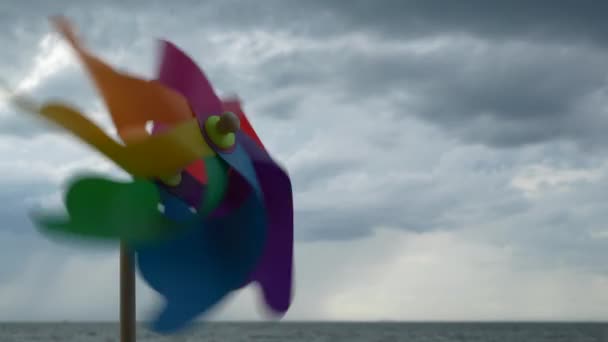 Molinete Plástico Gira Color Con Viento Que Sopla Contra Mar — Vídeo de stock