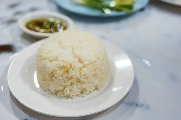 Vařená Rýže Připravena Jídlu Bílé Míse Stole Večeře Zavřít — Stock fotografie