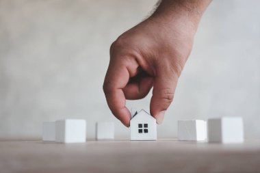Beyaz Saray modelini elle seçmek, seçici odaklanma. Mülk almayı planlıyorlar. En iyisini seç. Konut geliştirme ya da toplum içinde doğru gayrimenkul, ev ya da yeni ev seçilmesi