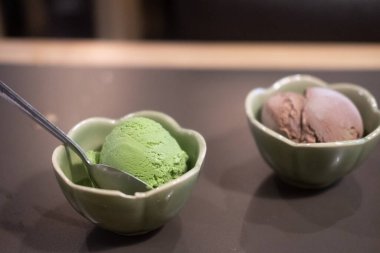 Dondurma kepçeleri dolusu yeşil çay ve dondurma çikolatası masanın üstünde..