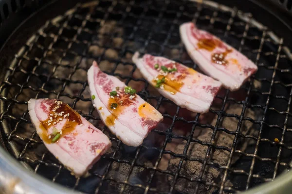生牛肉在炽热的煤块上烧烤 在Yakiniku烧烤自助餐餐厅里 烤肉猪肉在炉灶上享用的是传统的烧烤方式 — 图库照片