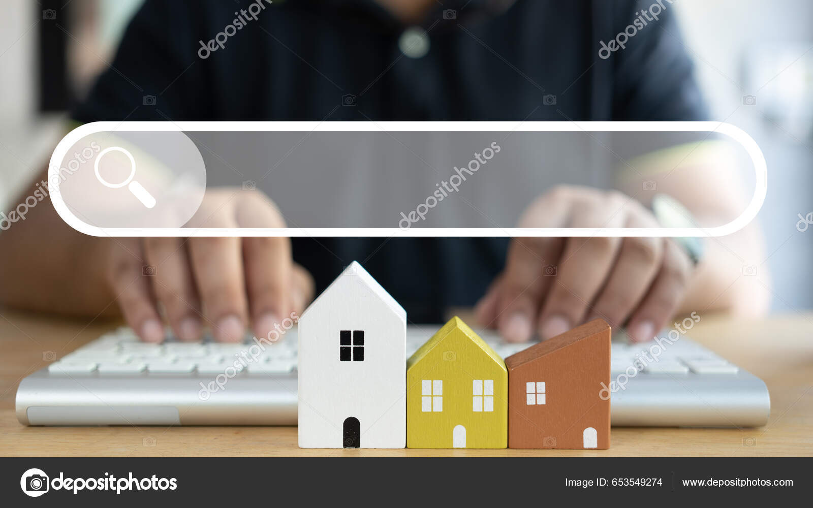 Mand Ved Hjælp Tastatur Søge Data Hjemmet Fra Browsing Internet —  Stock-foto © dontree #653549274