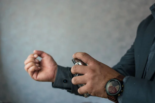 Homem Terno Cinza Segurando Perfume Com Uma Mão Pulverizando Seu — Fotografia de Stock