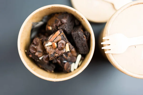 Σοκολάτα Mini Brownies Φέτα Καρυδιού Και Chips Σοκολάτας Καφέ Χάρτινο — Φωτογραφία Αρχείου