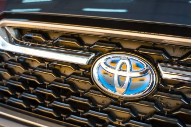 Samut Prakan, Tayland - 29 Nisan 2023: Toyota Cross 'taki bir Toyota Corolla' yı kapatın