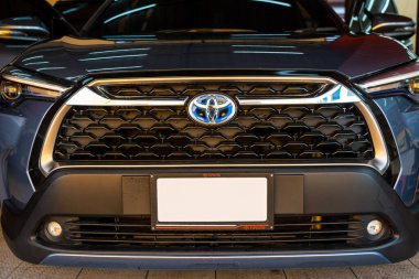 Samut Prakan, Tayland - 29 Nisan 2023: Toyota Corolla Cross, Japon otomobil üreticisi Toyota tarafından üretilen kompakt bir arazi aracı..