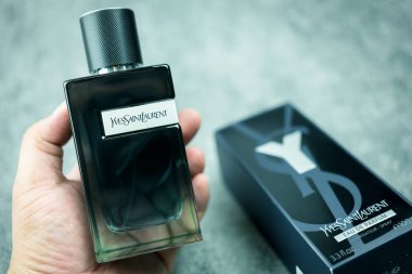 Samut Prakan, Tayland - 29 Nisan 2023: Yves Saint Laurent 'in erkekler için parfümü 100 ml' lik paketler halinde bir erkeğin elinde