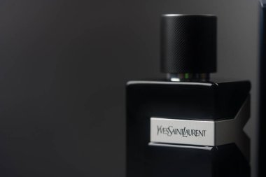 Samut Prakan, Tayland - 29 Nisan 2023: Yves Saint Laurent 'in erkekler için 100 ml' lik siyah arka plan paketleri