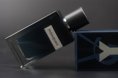 Samut Prakan, Tayland - 29 Nisan 2023: Yves Saint Laurent 'in erkekler için 100 ml' lik siyah arka plan paketleri