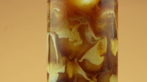 Sütlü Kremayla Karıştırılmış Kahve Süt Yavaş Çekimde Kahveye Dökülüyor — Stok video