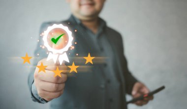 İşadamı garanti ürün ve ISO servis konsepti için en iyi kalite teminatını altın beş yıldızla gösteriyor. Standartlaştırma kavramı.