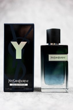 Samut Prakan, Tayland - 5 Mayıs 2023: 100 ml şişede YVES SAINT kahkaha. KÜZÜK MERKEZİ KURUMU