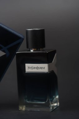 Samut Prakan, Tayland - 5 Mayıs 2023: Y Men EDP EAU DE PARFUM 100 ml. KÜZÜK MERKEZİ KURUMU