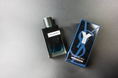 Samut Prakan, Tayland - 5 Mayıs 2023: Yves Saint Laurent 'in 100 ml' lik siyah arkaplanlı erkek parfümü