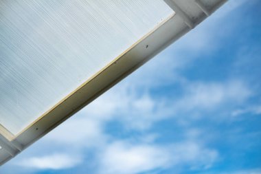 Açık mavi gökyüzü arkaplanlı çatı. Alt görünüm