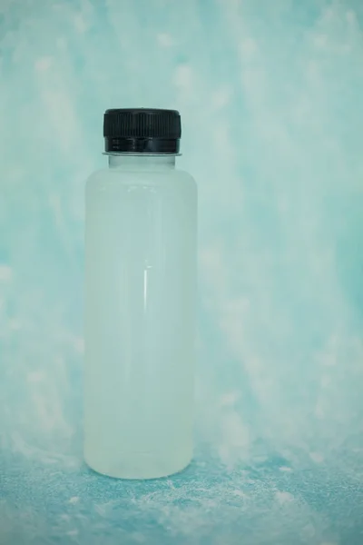 Eine Flasche Kokoswassersaft Auf Blauem Hintergrund — Stockfoto