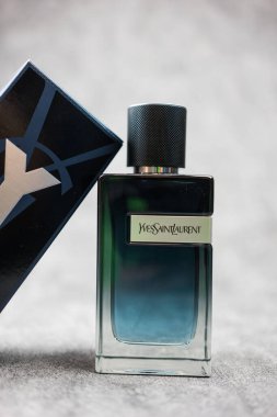 Samut Prakan, Tayland - 9 Mayıs 2023: Yeni bir şişe Yves Saint Laurent parfümü. Güzel bir tasarımı var.