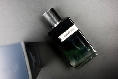 Samut Prakan, Tayland - 29 Nisan 2023: Yeni bir şişe Yves Saint Laurent parfümü. Güzel bir tasarımı var.