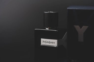 Samut Prakan, Tayland - 9 Mayıs 2023: Siyah arka plandaki erkekler için güzel bir şişe Yves Saint Laurent parfümü