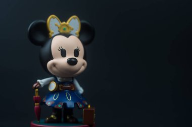 Samut Prakan, Tayland - 9 Mayıs 2023: Minnie Mouse 'un şirin oyuncağı. Seni Steampunk 'tan esinlenilmiş kör kutu koleksiyonuyla geçmişe götüreceğim. Miniso 'dan yeni öge.