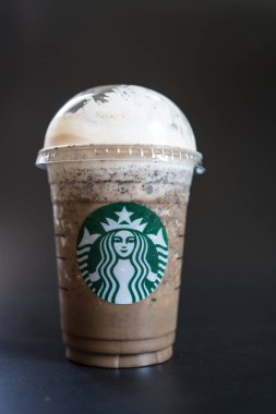 Bangkok, Tayland - 9 Mayıs: Bir bardak Starbucks kahveli frappuccino siyah arka planda karıştırılmış içecekler. Dünyanın dört bir yanındaki dükkanları ve dükkanları olan ünlü kahve markası.