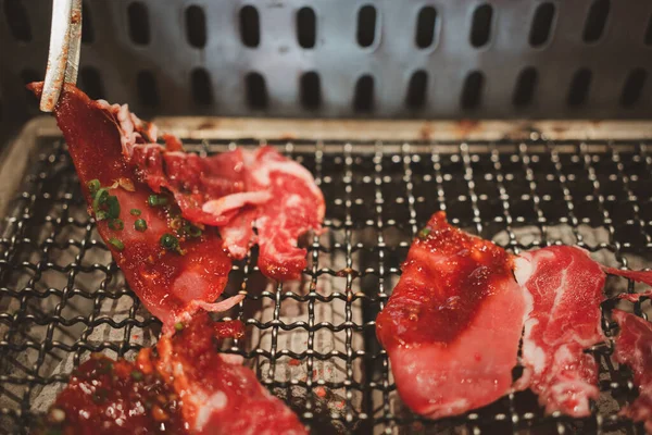 Mangal için çiğ et dilimi ya da Japon usulü yakiniku yemek barbeküsü ve fırında mangal kömürü.