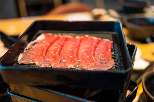生の牛肉肉 黒いトレーに新鮮な牛肉肉のカット 焼肉や焼き肉に使用される希少部位が多いプレミアム希少部位 — ストック写真