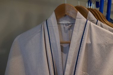 Odadaki otel misafiri için dolapta asılı duran bornozlar. Seçici odaklanma ve kapatma