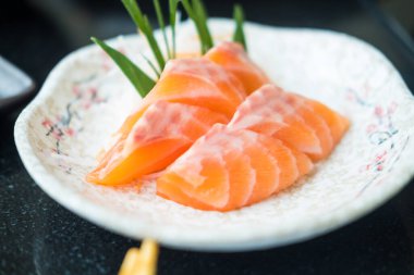 Meşhur bir Japon menüsü somon balığı sashimi 'dir. Wasabi, soya sosu ve zencefil turşusuyla yemek yemek daha zevkli olur. Bir sürü omega 3 yemeği..