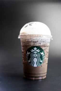 Bangkok, Tayland - 19 Mayıs 2023: Bir bardak Starbucks kahveli frappuccino siyah arka planda karıştırılmış içecekler. Dünyanın dört bir yanındaki dükkanları ve dükkanları olan ünlü kahve markası.