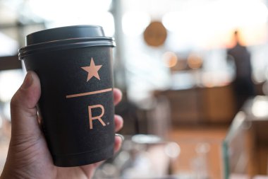 Samut Prakan, Tayland - 19 Mayıs 2023: Rezerv Starbucks kahve dükkanında Starbucks Rezervasyon Kahvesi 'nin içinde el ele tutuşmak