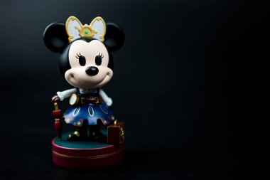 Samut Prakan, Tayland - 19 Mayıs 2023: Minnie Mouse 'un şirin oyuncağı. Seni Steampunk 'tan esinlenilmiş kör kutu koleksiyonuyla geçmişe götüreceğim. Miniso 'dan yeni öge.