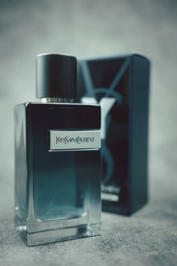Samut Prakan, Tayland - 19 Mayıs 2023: Yeni bir şişe Yves Saint Laurent parfümü. Güzel bir tasarımı var.
