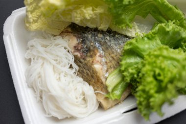 Taze sebze ve erişteyle servis edilen ızgara balık. Tayland 'da az yağlı ve sağlıklı yiyecekler.