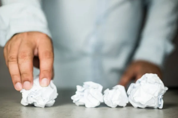 Mão Segurando Crumpled White Paper Como Uma Ideia Criativa Conceito — Fotografia de Stock