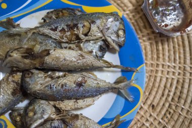 Ev yapımı uskumru kızartması. Tayland yemeği tarzı.