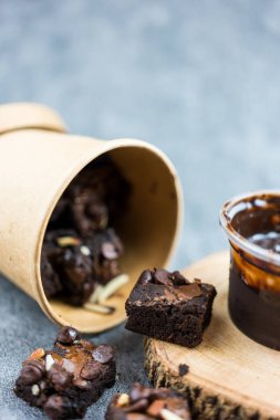 Mini brownie, çay ya da kahve zamanı için uygun tatlı. Kapat.