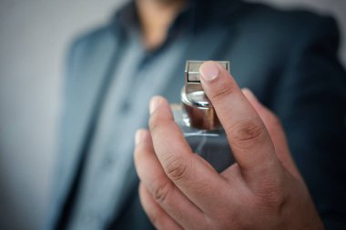 Parfüm kullanan yakışıklı bir iş adamı. Kapat.