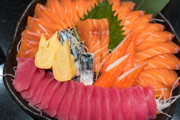 日本の魚の刺身を混ぜ合わせます 閉じろ — ストック写真