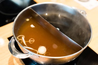 Shabu çaydanlığını kapat. Japon yemeği, iki çeşit shabu çorbası. İkisi bir arada Shabu pot çorbası..